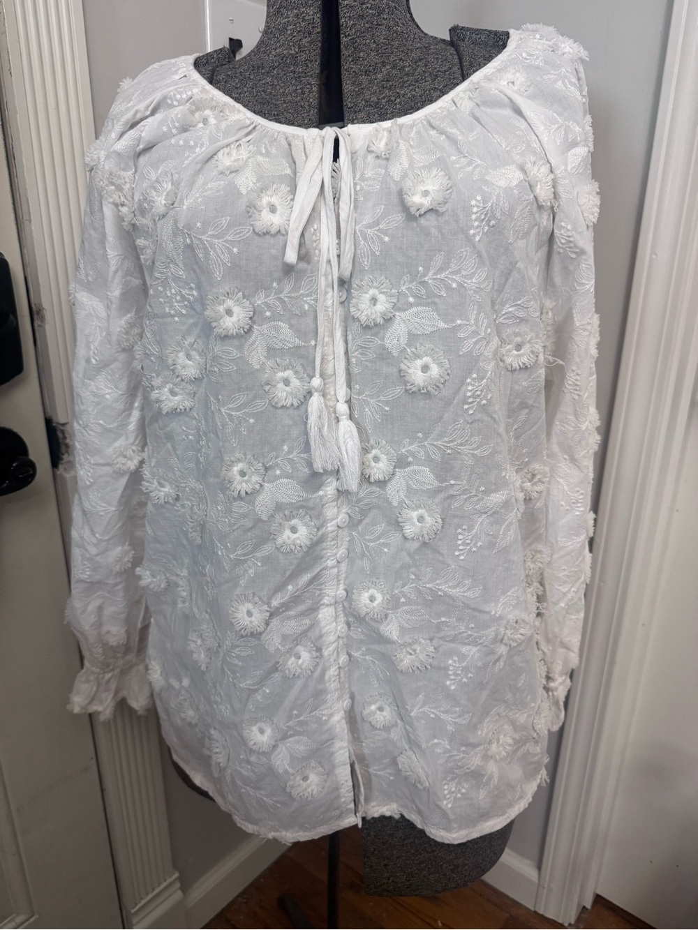 Women’s liv los angeles Embroidered Floral Peasant White Blouse Large